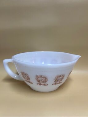 Federal glass Mixing jug with spout and milk glass handle (milk glass)